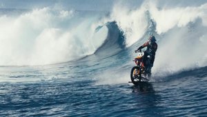 Robbie Maddison calareste valurile cu o motocicleta intr-un clip senzational de vara