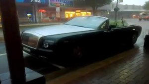 Rolls Royce decapotat in ploaie