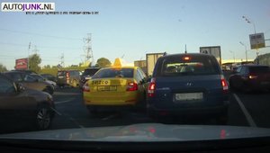 Se-ntampla si lucruri bune in traficul din Rusia: soferul care ajuta un taximetrist