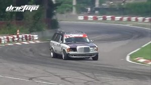 Sesiune de drifturi cu un Mercedes W123 diesel, de 600 cai putere!