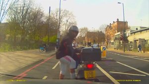 Soferi vs. Motociclisti: video cu lupta eterna din trafic