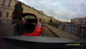 Soferul unui VW Beetle sare la bataie cu o crosa de golf. In Rusia, evident!
