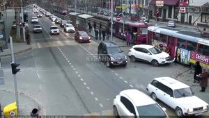 SUV vs. Tramvai, in Rusia. Ghici cine castiga?!