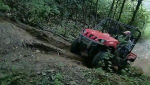 Un ATV Yamaha Rhino se rastoarna in off-road