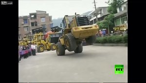 Un buldozer danseaza pe Gangnam Style