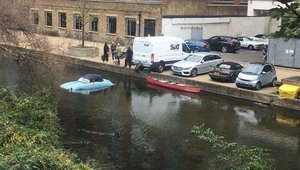 VIDEO: Soferul de duba da cu spatele si arunca un Porsche de mare valoare in canal