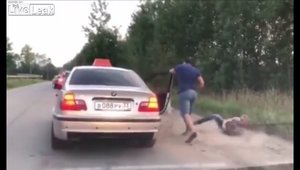 VIDEO: Taximetristul si-a aruncat clientul din masina pentru ca a facut mizerie pe jos