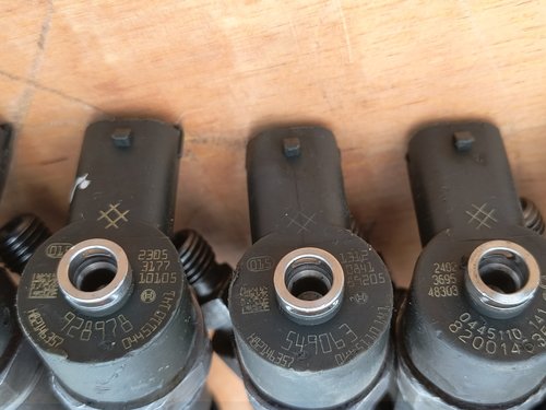 0445110141 8200146357 93190346 Bosch Injector Nissan Opel Renault 2.5 /2.3 dCi