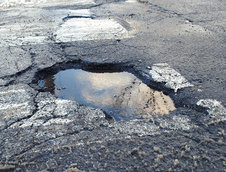 10 greseli pe care le facem zilnic in trafic si care ne strica masina