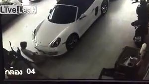 (18+) Un individ iubeste, la propriu, un Porsche Boxster