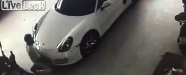 (18+) Un individ iubeste, la propriu, un Porsche Boxster