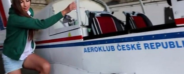 18+ Video: cum sa faci un test-drive topless cu... avionul
