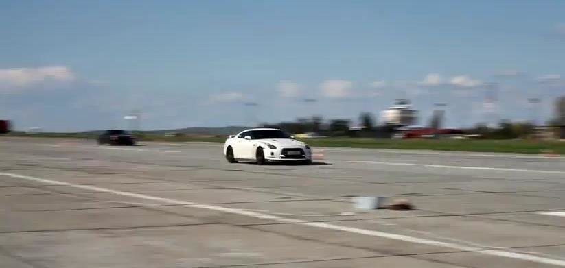 1800 de cp cu doua masini pe pista de la Tulcea: Nissan vs. Corvette 1800 de cp cu doua masini pe pista de la Tulcea: Nissan vs. Corvette