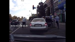 3 mascati il jefuiesc pe un sofer cu Mercedes in Ucraina