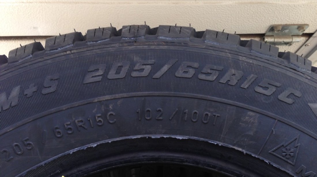 4 anvelope 205/65R/15C goodyear de iarna noi