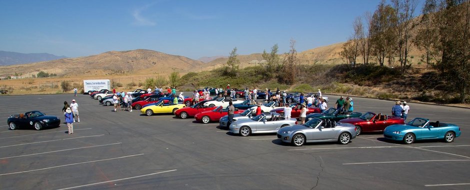 40 de masini Mazda MX-5 au realizat o cerere in casatorie inedita 40 de masini Mazda MX-5 au realizat o cerere in casatorie inedita