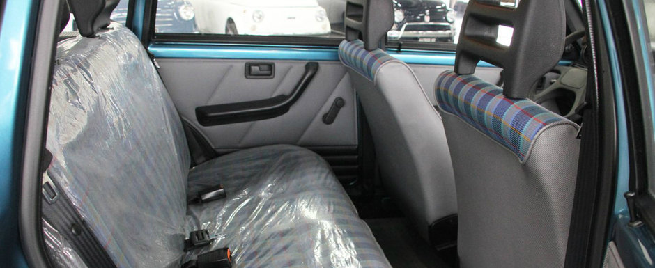 A cumparat-o in '96 dar a facut numai 900 de km cu ea. Acum o vinde cu foliile de plastic originale pe scaune A cumparat-o in '96 dar a facut numai 900 de km cu ea. Acum o vinde cu foliile de plastic originale pe scaune