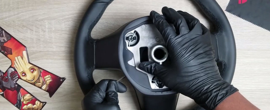 A desfacut un volan de Tesla ca sa vada ce este in interiorul lui. VIDEO cu cel mai tare experiment de pe internet A desfacut un volan de Tesla ca sa vada ce este in interiorul lui. VIDEO cu cel mai tare experiment de pe internet
