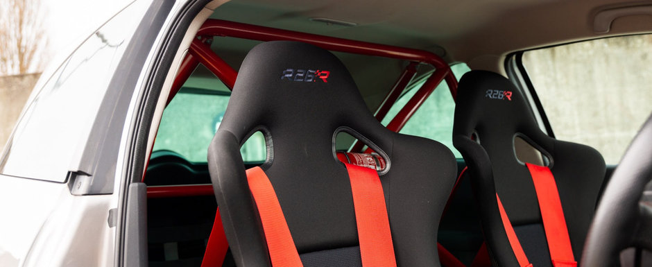 A fost candva cel mai spectaculos hot-hatch de pe strazi. Modelul din 2009 are capota din carbon si roll-cage din fabrica A fost candva cel mai spectaculos hot-hatch de pe strazi. Modelul din 2009 are capota din carbon si roll-cage din fabrica