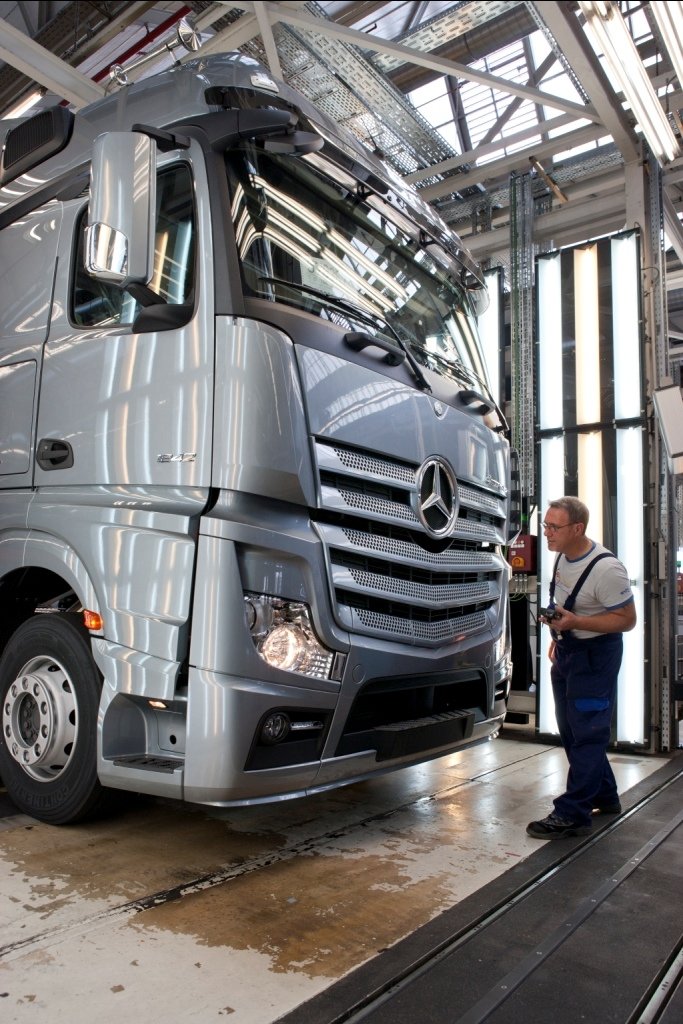 A fost dat startul productiei in serie a noului camion Mercedes-Benz Actros la fabrica din Worth