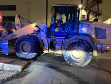 A furat un excavator si a distrus peste 50 de masini dupa ce a fost concediat de Mercedes