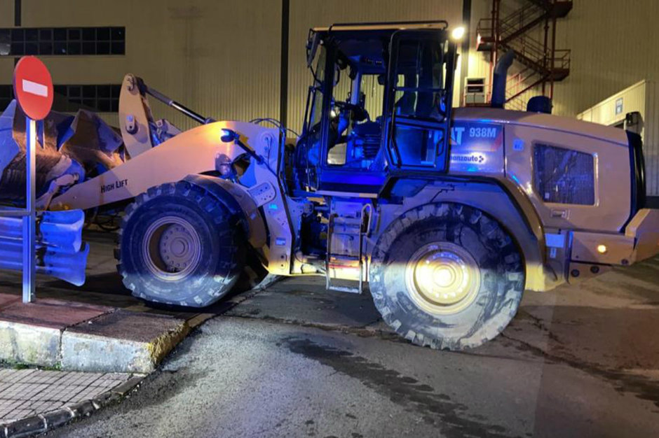 A furat un excavator si a distrus peste 50 de masini dupa ce a fost concediat de Mercedes