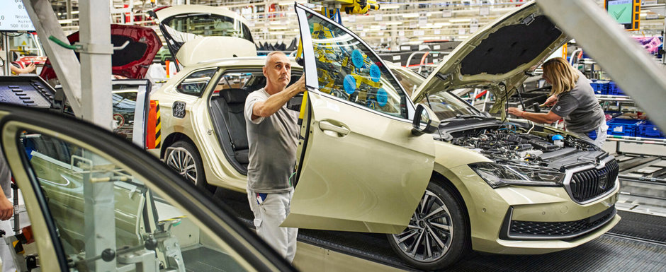 A intrat in productia de serie si nimic n-o mai poate opri. Imagini de pe linia de asamblare cu noua Skoda Superb A intrat in productia de serie si nimic n-o mai poate opri. Imagini de pe linia de asamblare cu noua Skoda Superb