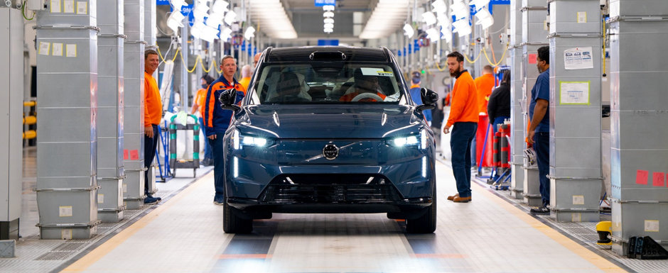 A intrat in productia de serie si nimic n-o mai poate opri. Imagini de pe linia de asamblare cu noua masina de cinci metri lungime si 517 CP de la Volvo A intrat in productia de serie si nimic n-o mai poate opri. Imagini de pe linia de asamblare cu noua masina de cinci metri lungime si 517 CP de la Volvo
