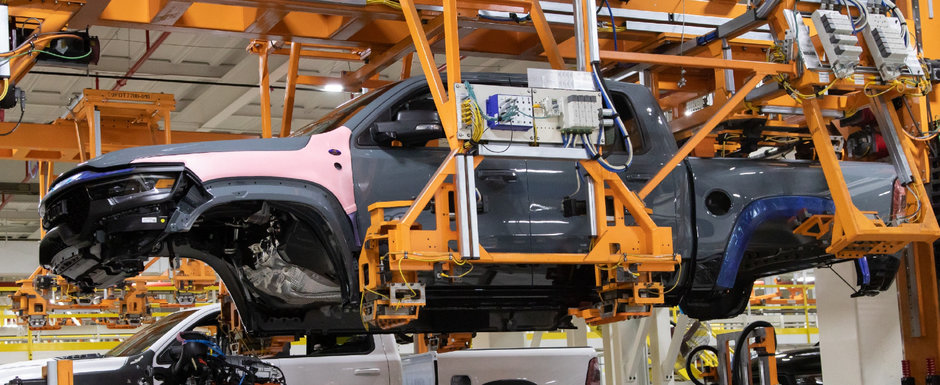 A intrat in productia de serie si nimic n-o mai poate opri. Imagini de pe linia de asamblare cu camioneta cu cel mai puternic motor din industrie A intrat in productia de serie si nimic n-o mai poate opri. Imagini de pe linia de asamblare cu camioneta cu cel mai puternic motor din industrie