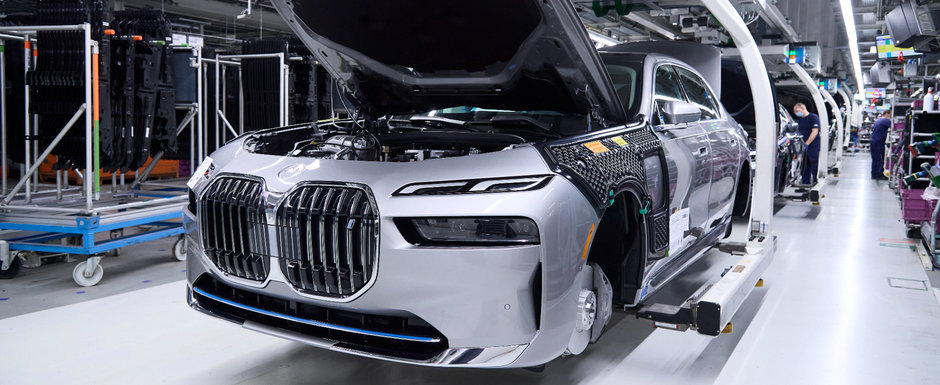 A intrat in productia de serie si nimic nu mai poate face BMW sa regandeasca partea frontala. Imagini de pe linia de asamblare cu noul G70, cel mai controversat Seria 7 din istorie A intrat in productia de serie si nimic nu mai poate face BMW sa regandeasca partea frontala. Imagini de pe linia de asamblare cu noul G70, cel mai controversat Seria 7 din istorie