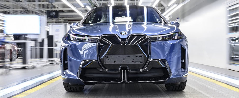 A intrat in productia de serie si nimic nu mai poate face BMW sa regandeasca partea frontala. Imagini de pe linia de asamblare cu noul iX, cel mai controversat SUV din istoria bavarezilor A intrat in productia de serie si nimic nu mai poate face BMW sa regandeasca partea frontala. Imagini de pe linia de asamblare cu noul iX, cel mai controversat SUV din istoria bavarezilor