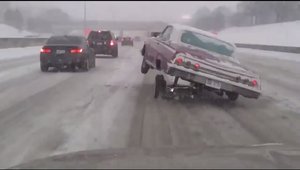 A-nceput sa "danseze" pe zapada, in mijlocul autostrazii. Toti au scos telefoanele sa-l filmeze