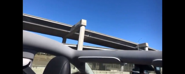 A platit peste 50.000 de dolari pe o masina noua, insa a ramas fara plafon in timp ce conducea pe autostrada. VIDEO