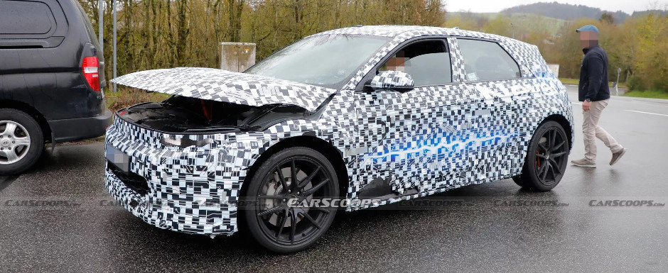 A ramas fara baterie chiar la sfarsitul sesiunii de teste. Noua masina electrica de 585 CP de la Hyundai, surprinsa in timp ce era incarcata la marginea drumului A ramas fara baterie chiar la sfarsitul sesiunii de teste. Noua masina electrica de 585 CP de la Hyundai, surprinsa in timp ce era incarcata la marginea drumului