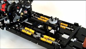 A recreat un Citroen 2CV cu ajutorul LEGO. Suspensia e piesa de rezistenta