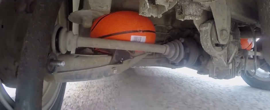 A scos arcurile de pe masina si a pus mingi de baschet in loc. VIDEO cu cel mai tare experiment de pe internet A scos arcurile de pe masina si a pus mingi de baschet in loc. VIDEO cu cel mai tare experiment de pe internet