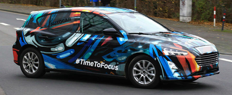 A scos imediat telefonul si i-a facut o poza. Cum arata noua generatie Ford Focus fara niciun pic de camuflaj