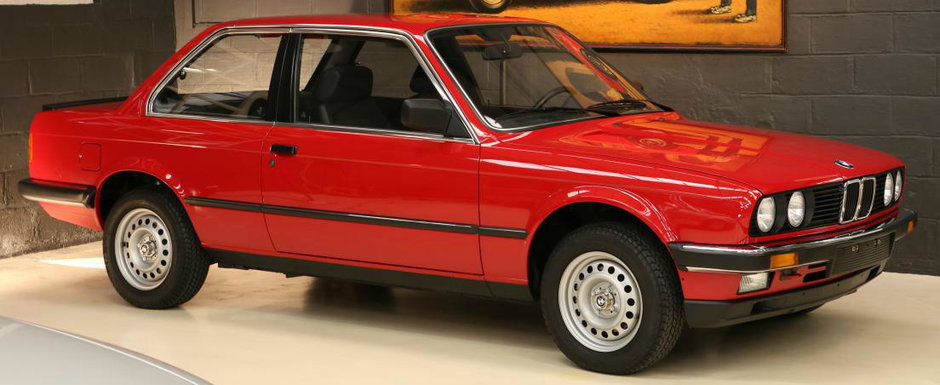 A stat 30 de ani intr-un showroom. URSUL scos azi la vanzare are motor in 6 pistoane si doar 260 km la bord A stat 30 de ani intr-un showroom. URSUL scos azi la vanzare are motor in 6 pistoane si doar 260 km la bord
