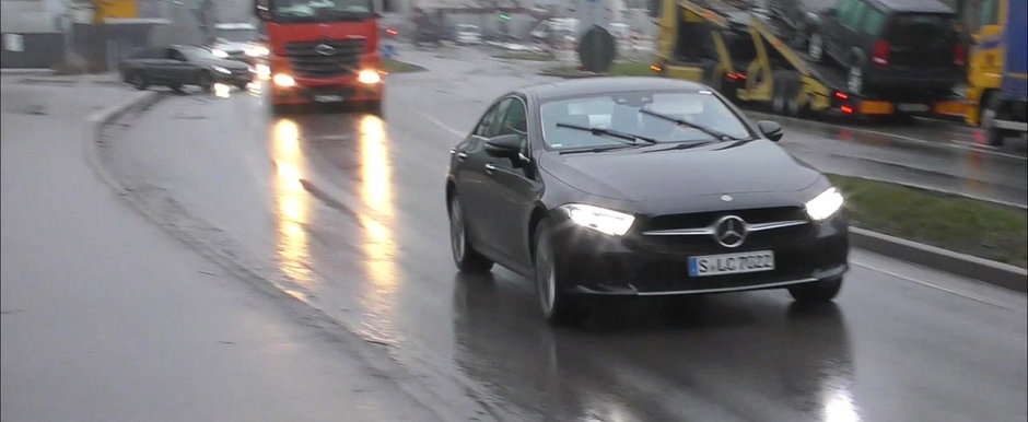 A stat la panda si a pozat-o complet necamuflata. Uite cum arata in realitate noua masina de la Mercedes A stat la panda si a pozat-o complet necamuflata. Uite cum arata in realitate noua masina de la Mercedes