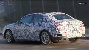 A surprins in teste noua limuzina de la Mercedes. E de dimensiuni compacte si se bate cu Audi A3 Sedan!