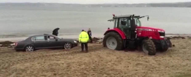A treia-i cu noroc: Un tractor isi incearca sansele cu un Bentley blocat in nisip