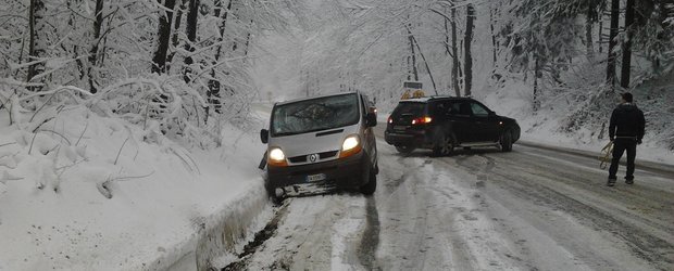 A venit iarna: trafic oprit pentru masinile fara anvelope de iarna in Brasov, din cauza ninsorii