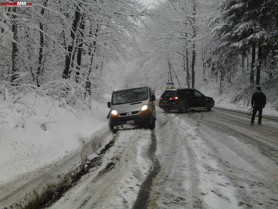 A venit iarna: trafic oprit pentru masinile fara anvelope de iarna in Brasov, din cauza ninsorii