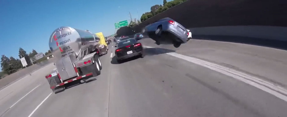 A vrut sa depaseasca, dar s-a urcat pe masina din fata. Momentul in care o Kia isi ia zborul pe autostrada