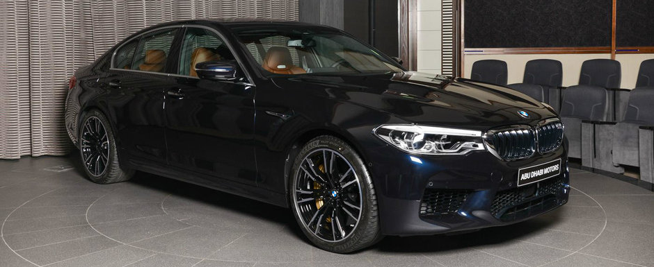 A vrut sa fie printre primii care conduc noul BMW M5. Si l-a configurat in nuanta Azurite Black si arata demential