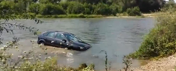 A vrut sa isi spele masina in rau, dar era sa ramana fara ea. Barbatul va da acum statul roman in judecata