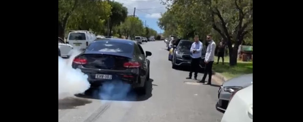 A vrut sa se dea mare, dar s-a facut de ras. Mercedes-ul i-a luat foc dupa ce a incercat sa faca un burnout