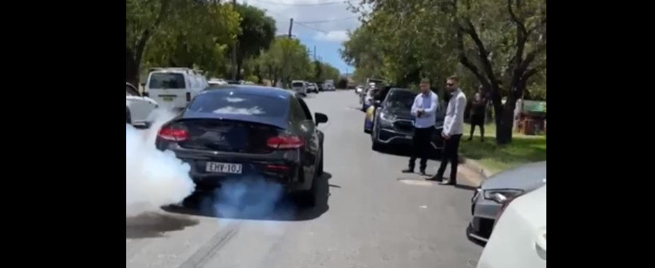 A vrut sa se dea mare, dar s-a facut de ras. Mercedes-ul i-a luat foc dupa ce a incercat sa faca un burnout A vrut sa se dea mare, dar s-a facut de ras. Mercedes-ul i-a luat foc dupa ce a incercat sa faca un burnout