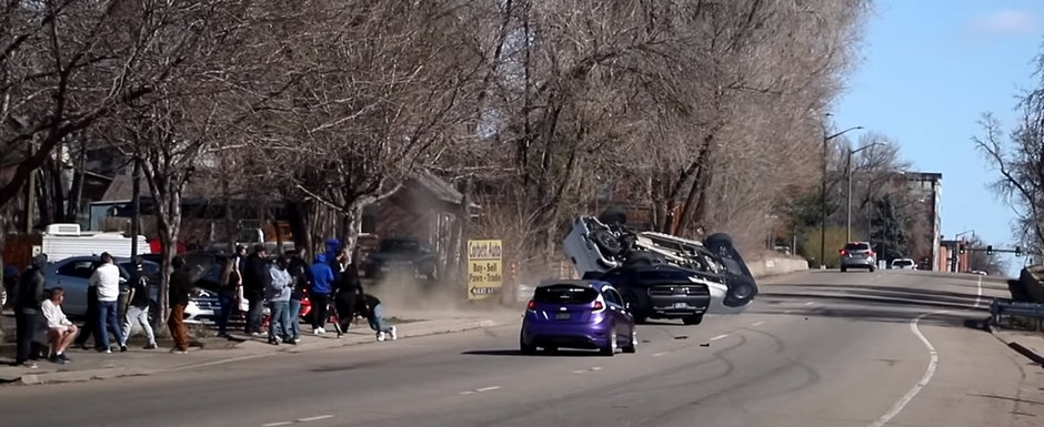 A vrut sa-si impresioneze prietenii, dar a rasturnat o alta masina. Video cu momentul impactului A vrut sa-si impresioneze prietenii, dar a rasturnat o alta masina. Video cu momentul impactului