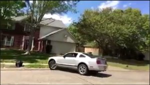 A vrut sa-si impresioneze prietenii din cartier, dar a intrat cu masina in gardul unei case. VIDEO